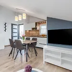 Апартаменты Modernes Nur 250 Meter Zum Mit Privatem Balkon, Grill, Wifi