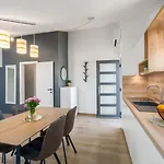 Апартаменты Modernes Nur 250 Meter Zum Mit Privatem Balkon, Grill, Wifi *