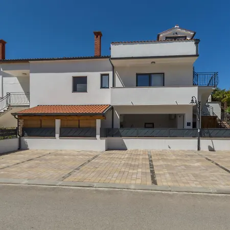 Modernes Nur 250 Meter Zum Mit Privatem Balkon, Grill, Wifi
