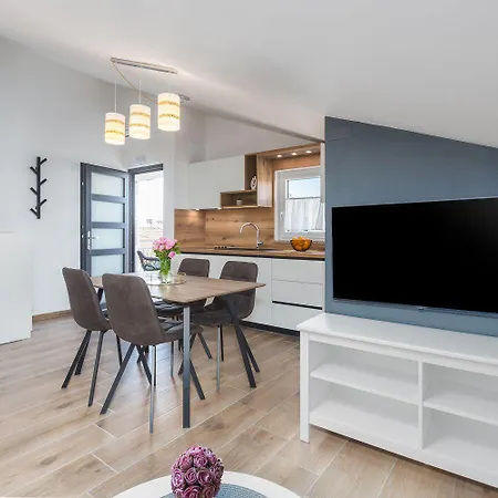 아파트 Modernes Nur 250 Meter Zum Mit Privatem Balkon, Grill, Wifi