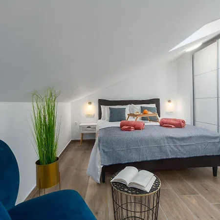 Modernes Nur 250 Meter Zum Mit Privatem Balkon, Grill, Wifi Apartment *
