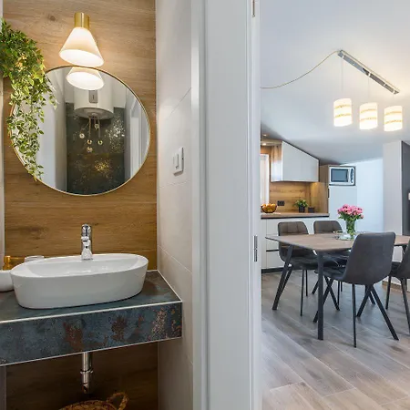 아파트 Modernes Nur 250 Meter Zum Mit Privatem Balkon, Grill, Wifi *
