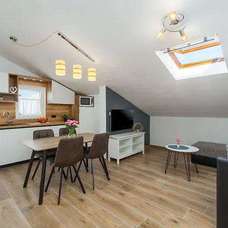 아파트 Modernes Nur 250 Meter Zum Mit Privatem Balkon, Grill, Wifi 포레치