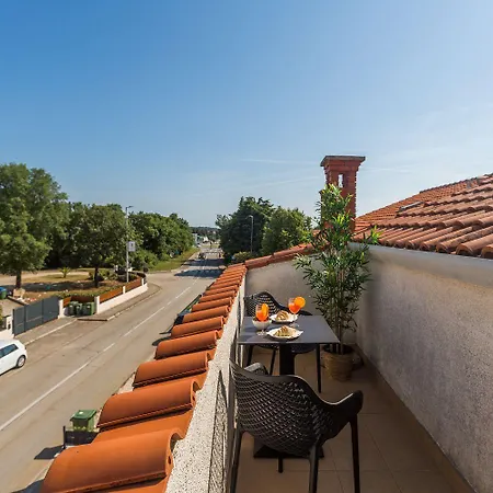 아파트 Modernes Nur 250 Meter Zum Mit Privatem Balkon, Grill, Wifi