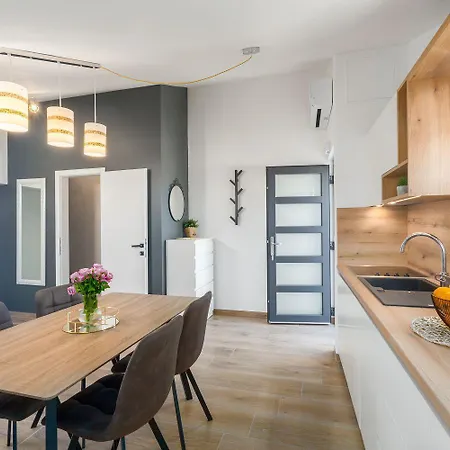 아파트 Modernes Nur 250 Meter Zum Mit Privatem Balkon, Grill, Wifi *