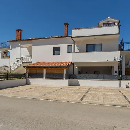 Apartment Modernes Nur 250 Meter Zum Mit Privatem Balkon, Grill, Wifi
