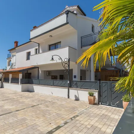 Modernes Nur 250 Meter Zum Mit Privatem Balkon, Grill, Wifi Apartment Porec